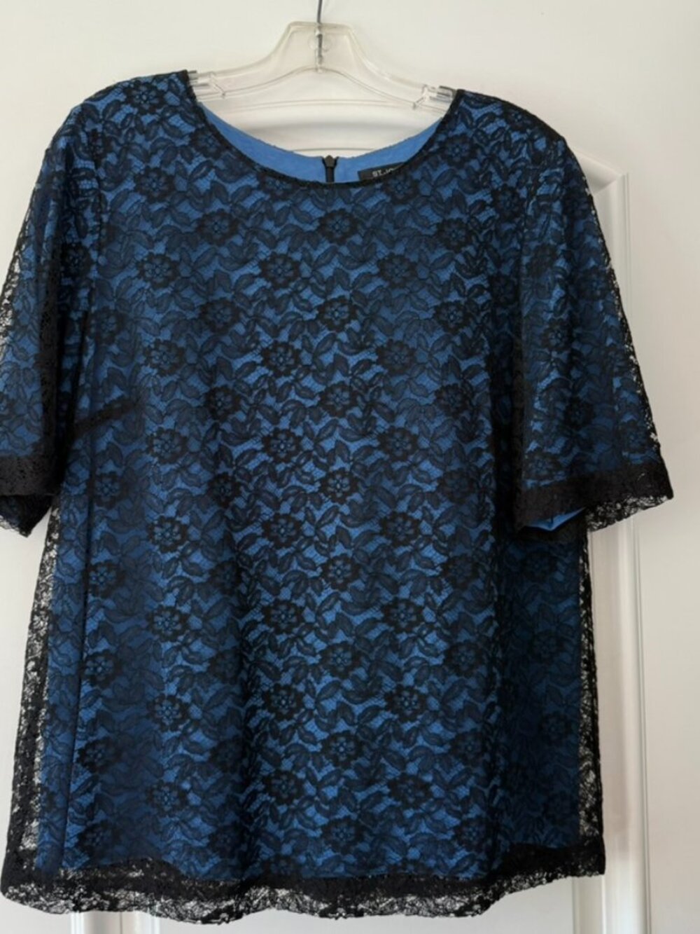 ST JOHN BEAUTIFUL AND ELEGANT TOP SIZE 10